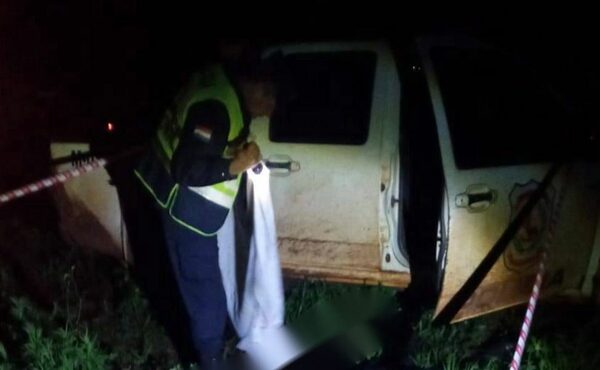 Encuentran muerto a un policia al lado de patrullera