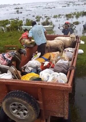 Familias afectadas por crecida en Ñeembucú siguen esperando asistencia del Gobierno - Nacionales - ABC Color