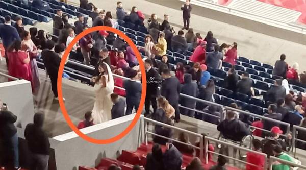¡Amor azulgrana! Se casaron y fueron a la cancha a ver a Cerro Porteño
