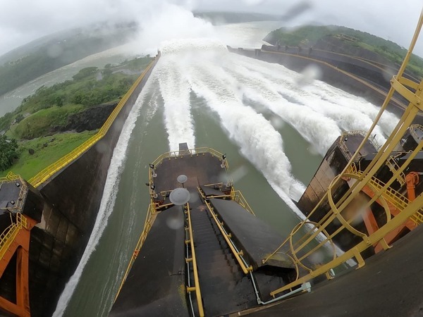 Central hidroeléctrica Itaipú alcanza su mayor vertido | 1000 Noticias