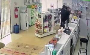 [VIDEO] Malevo tomó del cabello a farmaceútica para robarle dinero y un celu