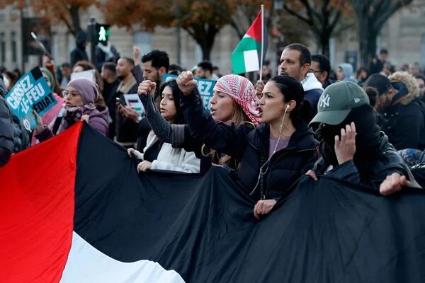 Miles de personas se manifiestan en París para pedir el alto el fuego en Gaza - Mundo - ABC Color