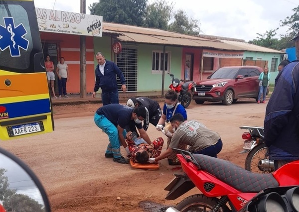 Adolescente de 16 años en moto provoca accidente