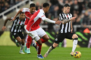 Versus / Con la presencia de Almirón, Newcastle le sacó el invicto al Arsenal