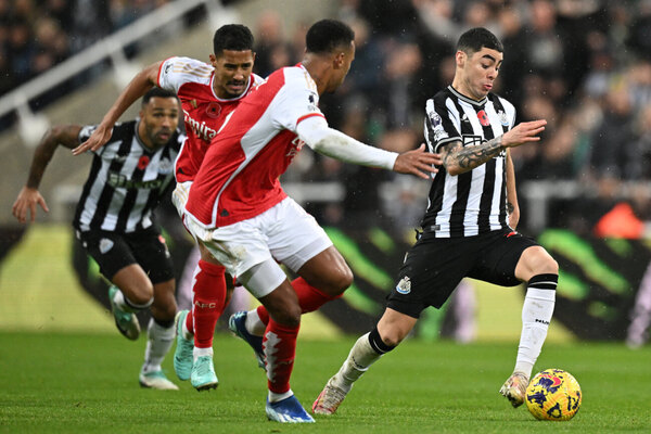Versus / Con la presencia de Almirón, Newcastle le sacó el invicto al Arsenal