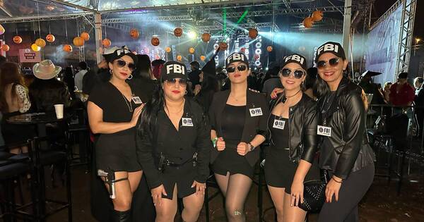 La Nación / Mujeres fueron vestidas de policías  a “noche de brujas” y ganaron viaje a Bs. As.