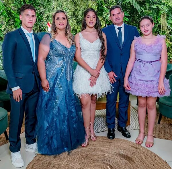 Ángeles Dahiana Núñez Vera cumplió 15 años - Sociales - ABC Color