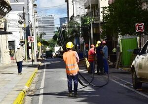 Ayer empezaron a instalar los cables subterráneos en tramos de calle Palma - Economía - ABC Color