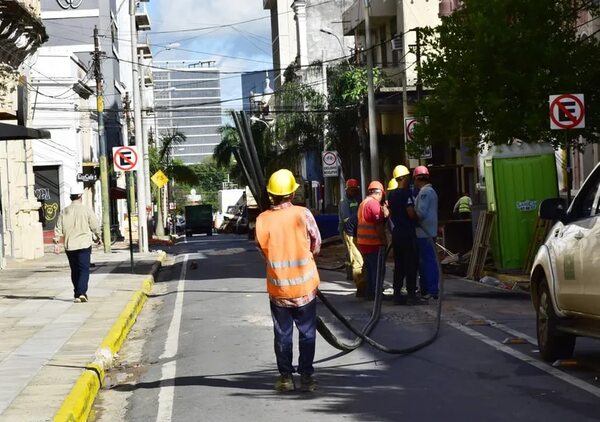 Ayer empezaron a instalar los cables subterráneos en tramos de calle Palma - Economía - ABC Color