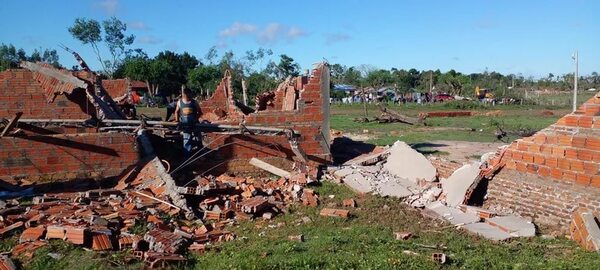 Continúa tarea de limpieza y asistencia a familias damnificadas por el tornado en Santaní - Nacionales - ABC Color