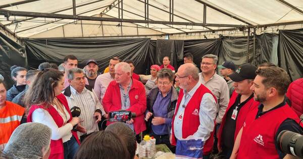 La Nación / Pedro Alliana visitó albergues de damnificados en el este del país