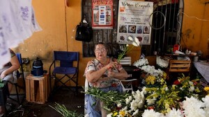Más de 60 años vendiendo ramos de flores: “Con este trabajo crié a mis 9 hijos”