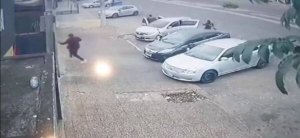 [VIDEO] ¡Nde tavyonde! Pilló que unos matones lo querían liquidar y logró escapar