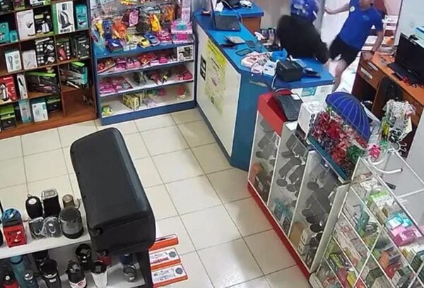 Video: hieren a comerciante durante asalto en local de venta de celulares - ABC en el Este - ABC Color