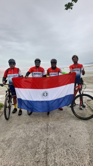 Grupo de ciclistas recorre las rutas bioceánicas en una épica aventura en bicicleta