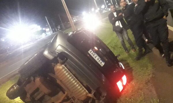 Vehículo vuelca en CDE