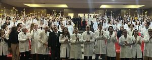 Más de 100 estudiantes de medicina reciben su primera bata blanca de la mano de sus docentes - Nacionales - ABC Color