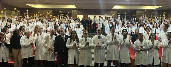 Más de 100 estudiantes de medicina reciben su primera bata blanca de la mano de sus docentes - Nacionales - ABC Color