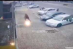 Individuo evita ser interceptado por sujetos fuertemente armados en Ponta Porã - Radio Imperio 106.7 FM