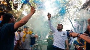 Aficionados dan ánimos a Boca Juniors en su retorno a Argentina