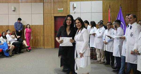 La Nación / Estudiantes de Medicina reciben primera bata blanca