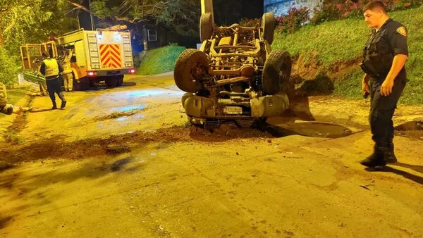 Una camioneta volcó en la zona del Yacht y Golf Club - Policiales - ABC Color