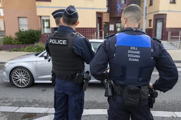 Francia pondrá botones de alerta en escuelas para avisar a la policía si hay ataques - Mundo - ABC Color