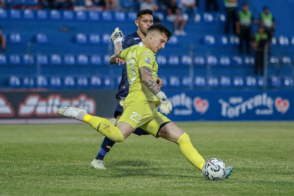 Versus / Gaspar Servio hace historia en el fútbol paraguayo