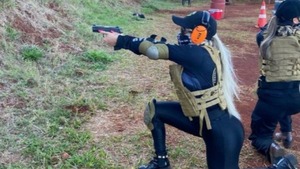 Mujer que disparó al aire libre está demorada