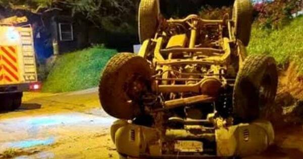 La Nación / Mujer perdió el control de su camioneta y volcó en la zona del Yacht en Lambaré
