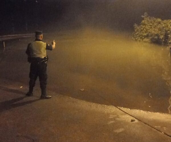 Conductora no se dio cuenta de crecida del Paraná y su vehículo quedó sumergido