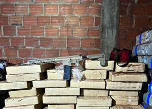 Incautan 7 toneladas de marihuana, fusiles y municiones en un búnker - La Clave