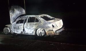 Diario HOY | Vehículo se incendió en plena marcha y quedó reducido en cenizas