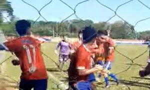 (VIDEO) Batalla campal entre jugadores juveniles en Atyrá