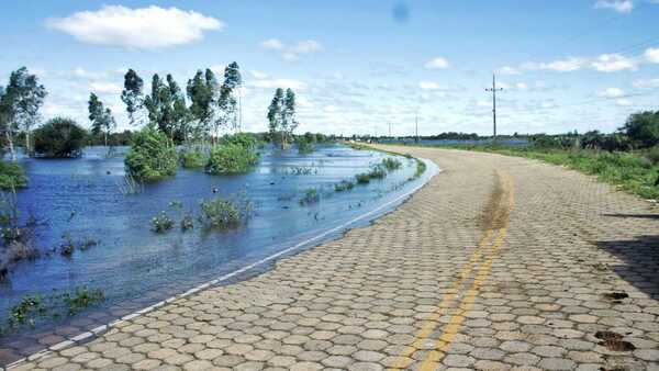 Riada del Paraná no da tregua: En Ñeembucú suspenden clases por inundaciones