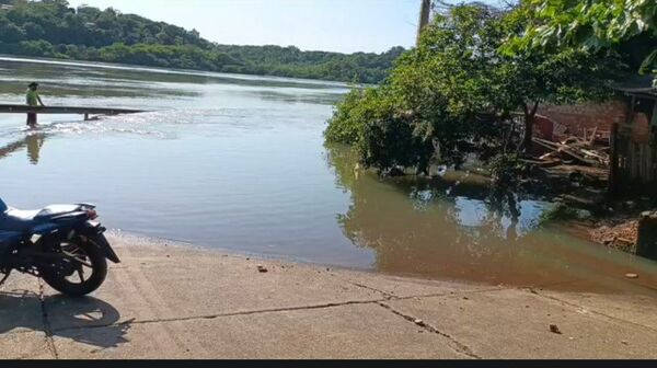 Diario HOY | Vehículo quedó sumergido en el río Paraná, mujeres se salvan de milagro