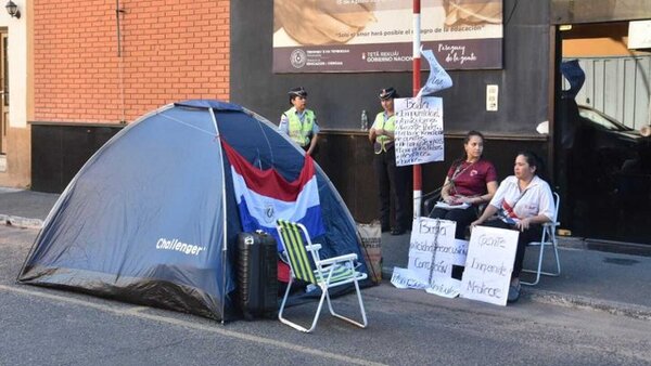 Madres se encadenan frente al MEC por inacción ante irregularidades