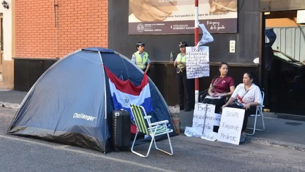 Madres se encadenan frente al MEC por inacción de autoridades ante denuncias