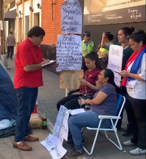 Madres se encadenan frente al MEC
