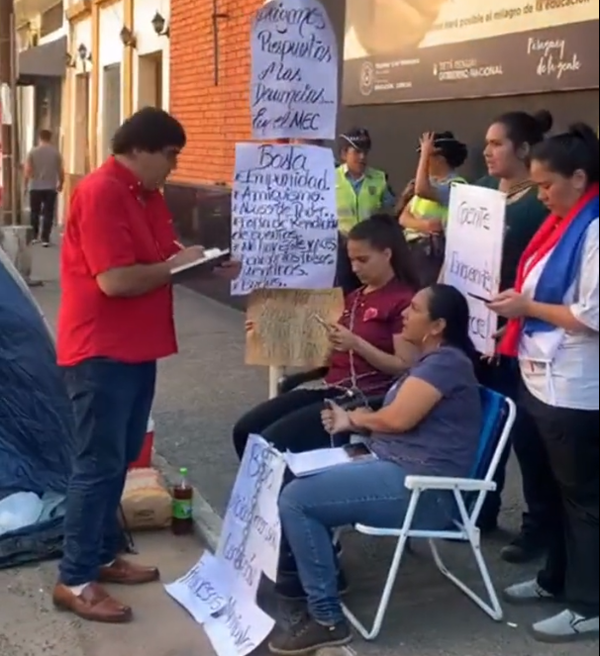 Madres se encadenan frente al MEC