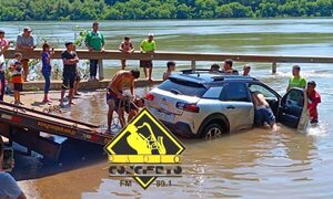 Rescatan vehículo del río Paraná