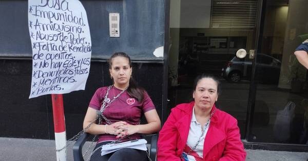 La Nación / Madres se encadenan frente al MEC y denuncian irregularidades