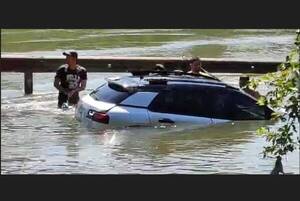 Vecinos valientes salvan a dos mujeres que terminaron en el río Paraná ¡con automóvil y todo!