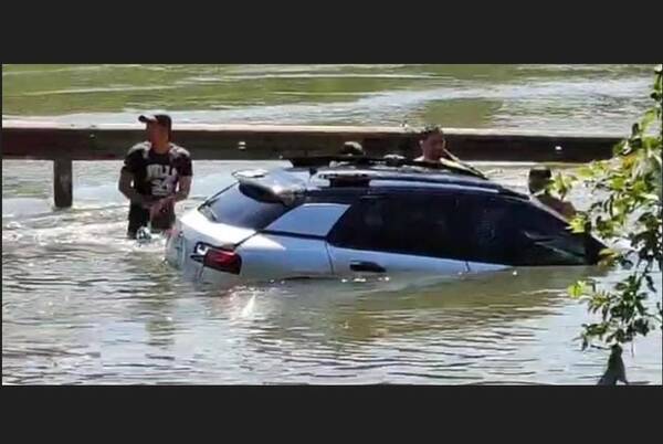 Vecinos valientes salvan a dos mujeres que terminaron en el río Paraná ¡con automóvil y todo!