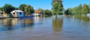Sigue la evacuación de familias afectadas por el río Tebicuary en Villa Florida - Nacionales - ABC Color