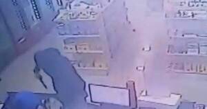 La Nación / A punta de arma de fuego dos hombres asaltan una estación de servicio en Luque