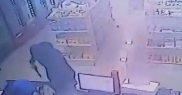 La Nación / A punta de arma de fuego dos hombres asaltan una estación de servicio en Luque