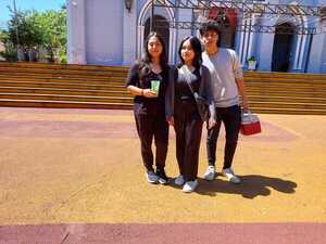 Jóvenes estudiantes en plena acción para recaudar fondos » San Lorenzo PY