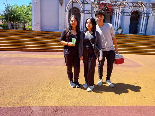 Jóvenes estudiantes en plena acción para recaudar fondos » San Lorenzo PY
