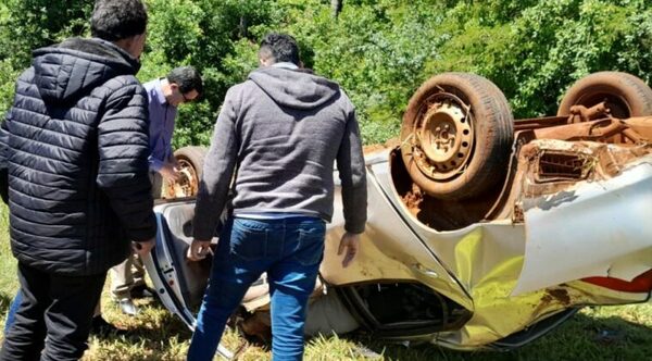 Conductor chocó a vaca y volcó: mueren el acompañante y el animal